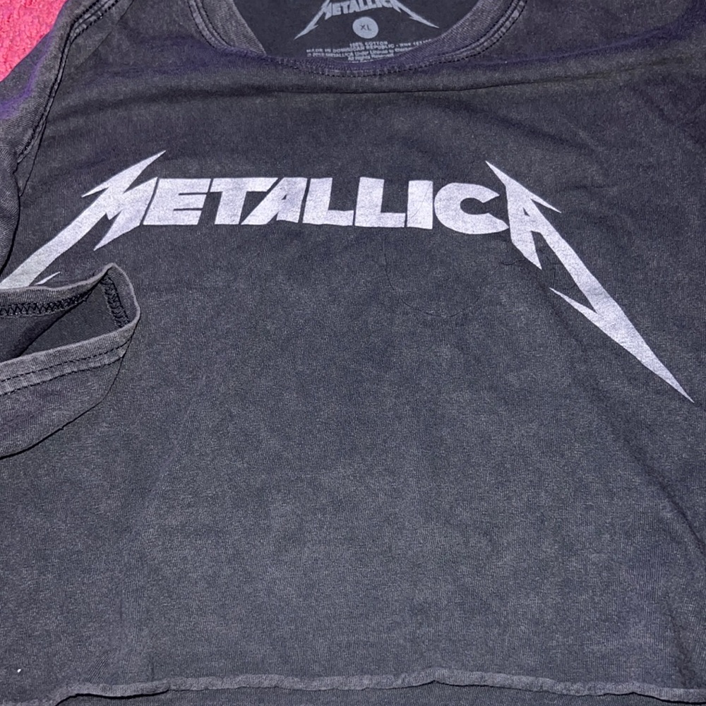metalicca cropped tee. hardly worn. size XL.